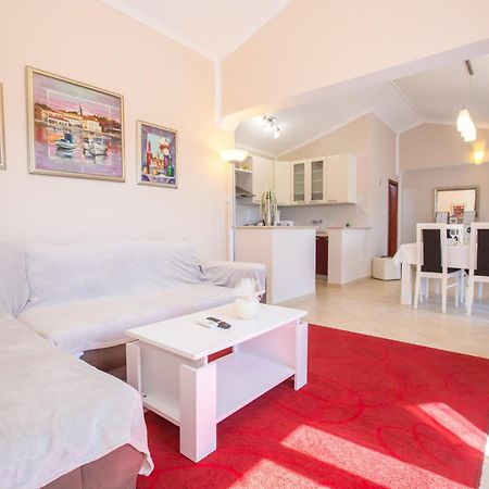 Villa Michelle Karojba Εξωτερικό φωτογραφία