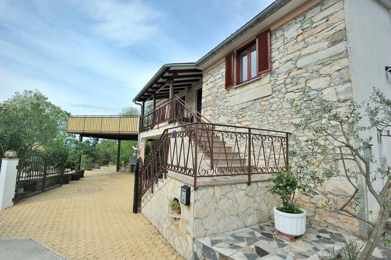 Villa Michelle Karojba Εξωτερικό φωτογραφία
